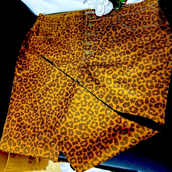 Wild and Witty button up leopard skinny leg jeans - Picture 2 of 4